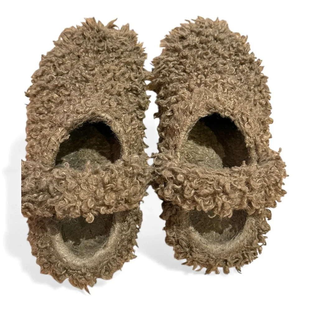 UGG Brown Fuzzy Kids Sandals. So cool! Also great for bear costume. Halloween